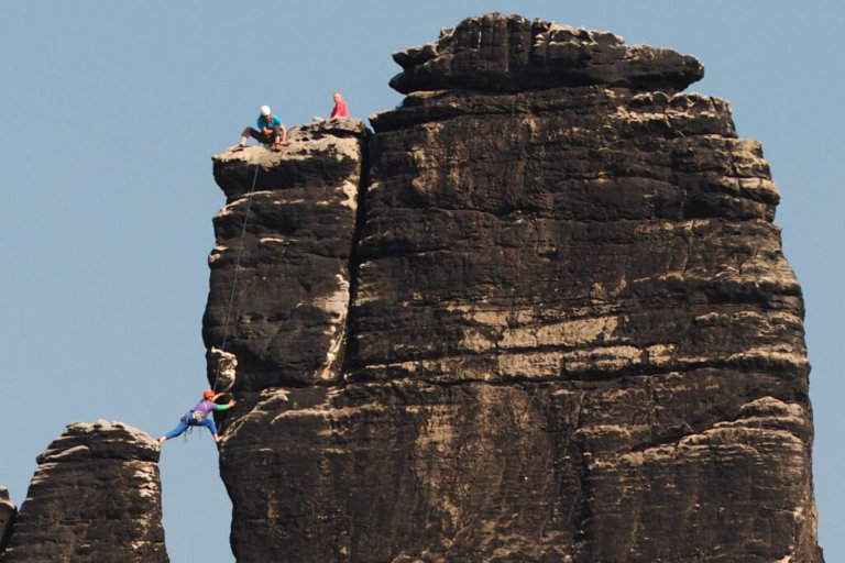 Ein Klassiker im Elbsandstein – Klettern an der „Lok“ über dem Amselsee in Rathen.